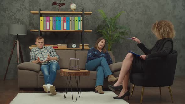 Frustrated Married Couple in Relationship Difficulties Visiting Psychotherapist alt