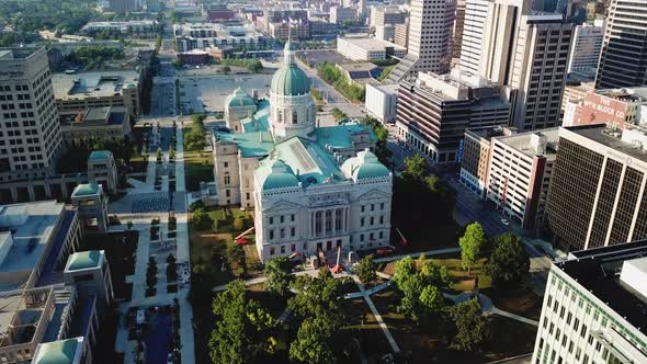 4k Aerial View and Flyover of Downtown Indianapolis and Capitol Building alt