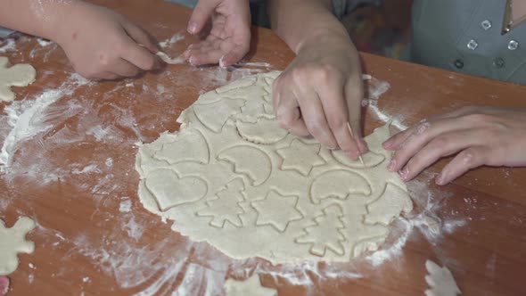A little girl with her mother are preparing gingerbread alt