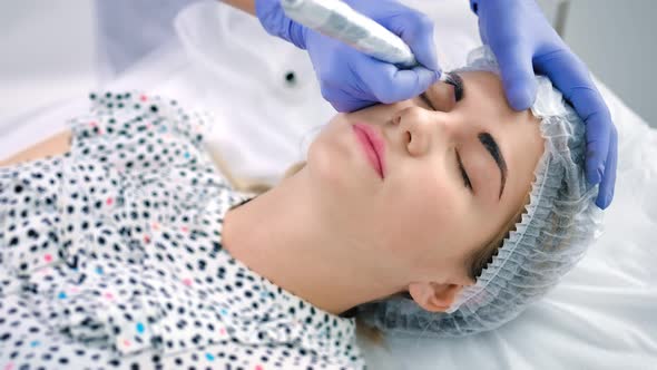 Medium Closeup Shot Hands Master of Permanent Makeup Drawing Contour alt