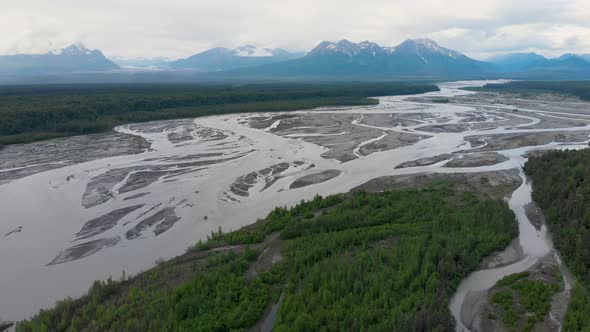 4K Drone Video of Chulitna River and Boreal Forest near Denali State Park in Alaska alt