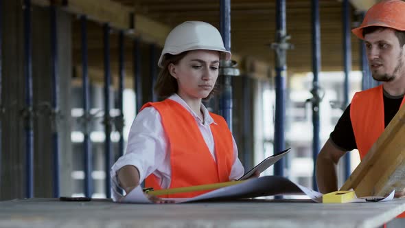 Discussion by designer and foreman of the architectural project and interior alt