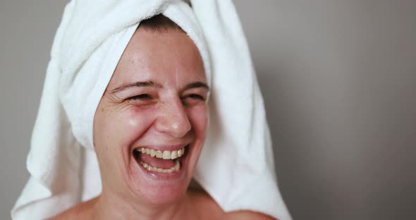 Mature caucasian woman smiling on camera - Body treatment for an healthy lifestyle concept alt
