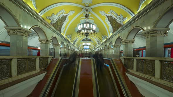 the busiest station of the Moscow metro is Komsomolskaya alt