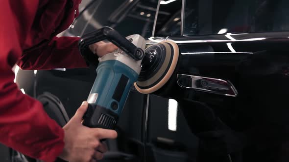 Getting Rid of Streaks on New Black Car By Polishing It with Professional Mashine alt