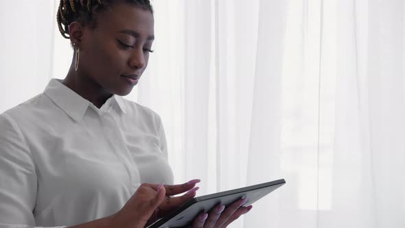 Digital Work Office Woman Online Planning alt