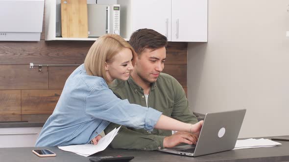 Family Spends Online Paying Their Bills During Selfisolation alt