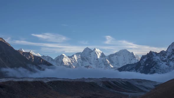 Kangtega and Thamserku Mountains. Himalaya, Nepal alt