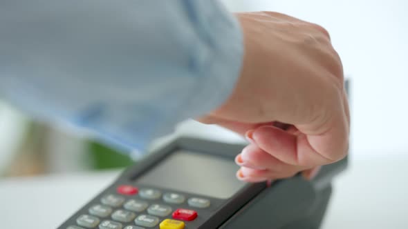 Woman Paying with Contactless Credit Card alt