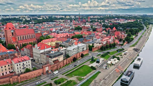 Summer view of Torun old town and Jozef Pilsudski bridge. alt