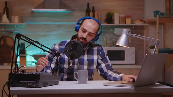 Presenter Speaking with Passions alt