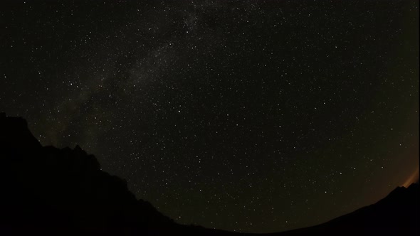 Time Lapse of Starry Sky in the Mountains alt