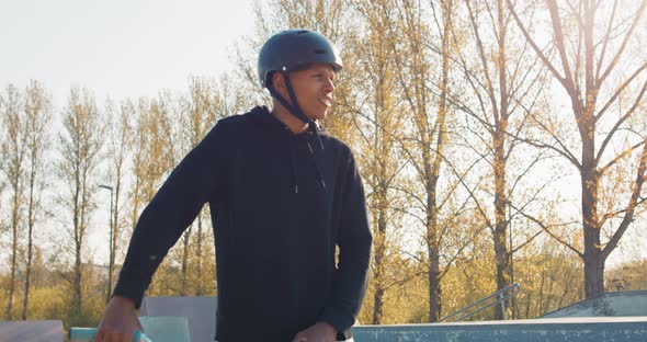 The City's Most Skilled Cyclist Walks Into Park on Ramps Teenager Dressed in Loose Clothes alt