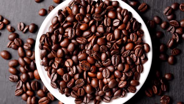 Roasted coffee beans on a plate alt