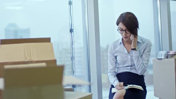 Young Businesswoman Speaking on Phone in New Office alt