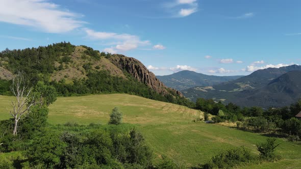 Green Hills under the pietra Parcellara Mountain alt