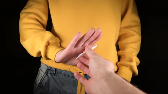 the girl refuses to accept the jamb with marijuana, which is offered to her alt