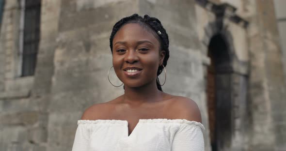 Smiling Girl Looking To Camera alt