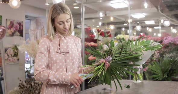 Florist Trimming Awesome Bouquet alt