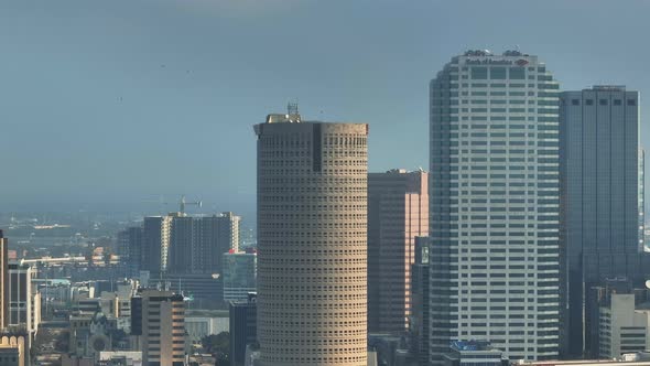 Panning right past Tampa's high rises alt