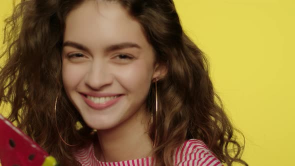 Fashion Model with Candy Looking in Camera. Laughing Woman Having Fun Lollipop alt