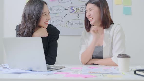 creative agency business brain storm meeting presentation Team discussing alt