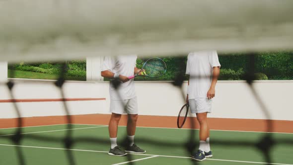 Tennis players talking alt