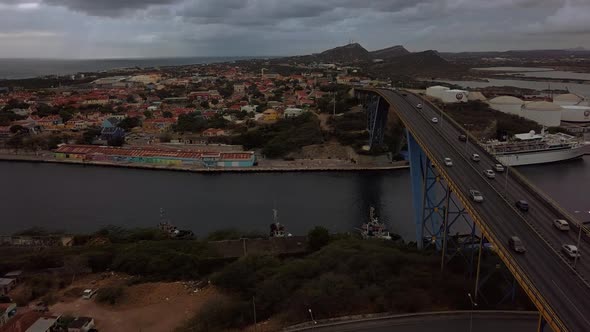 Skyview of the Juliana bridge. Cars passing by from Punda to Otrobanda and vice Versa alt