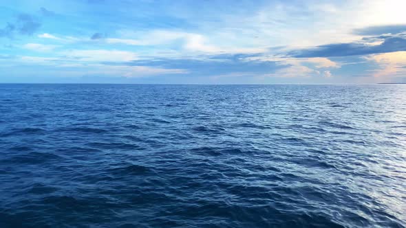 Forwarding clip of the ocean and the skyline wih clouds in Florida Keys, USA alt