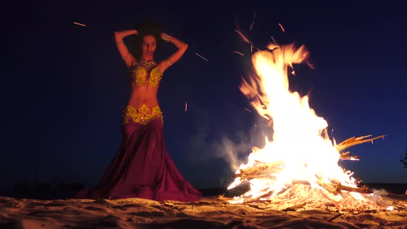 Dancer Squirms in Belly Dancing, She Looks Sexy Around the Fire alt