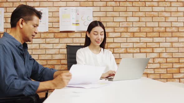 Businesspeople smiling coworking and showing growth graphic and taking a business alt