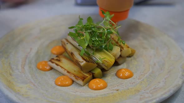 Grilled leeks with sauce and sprouts alt