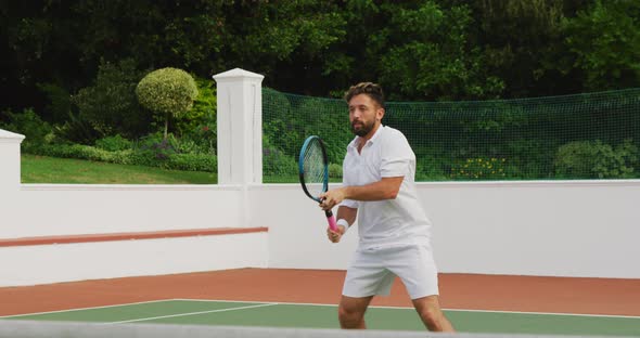 Tennis players playing a point alt