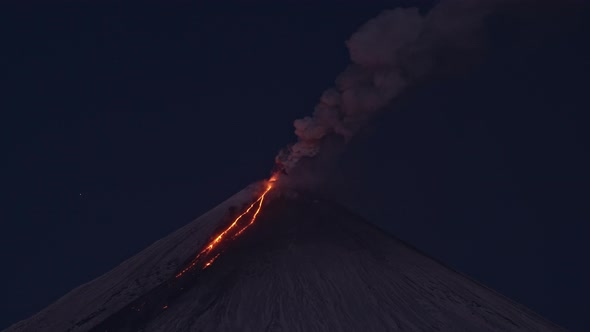 Night Timelapse of Klyuchevskaya Sopka or Klyuchevskoy Volcano Eruption on Kamchatka alt
