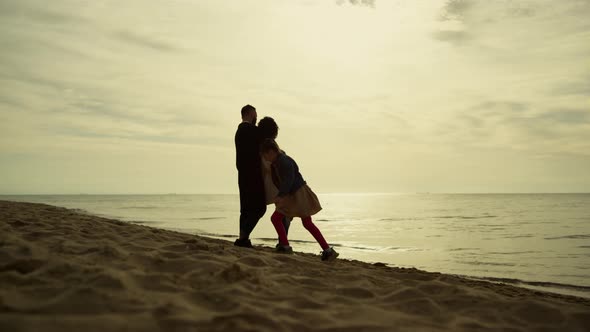 Family Enjoy Sunset Beach alt