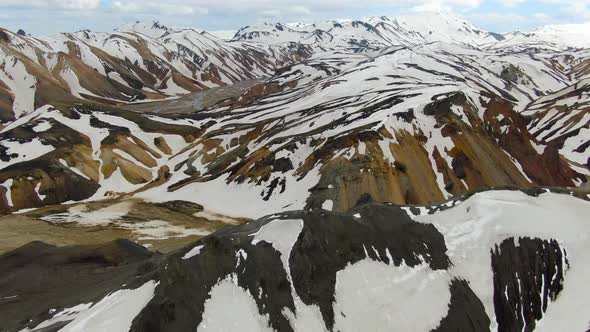 Mountains covered with snow in Landmannalaugar region, Iceland alt