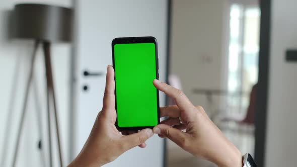 Green Mockup Screen Chroma Key Mockup Screen on Mobile Phone alt