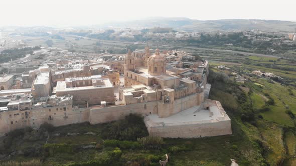 Panoramic view outside the Mdina city fortifications of Metropolitan Cathedral of Saint Paul alt