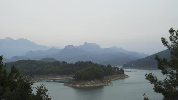 Island and Mountains in the Lake Time Lapse 4K alt