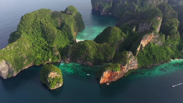 Aerial view of iconic tropical turquoise water Maya Bay surrounded by limestone cliffs, Phi Phi isla alt