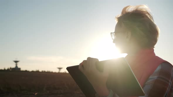 Woman Operator Equipment Tablet Pc Controls Solar Radio Telescope Antennas alt