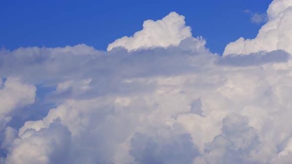 Vibrant blue sky with cloud on a cloudy day time lapse. alt