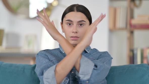 Latin Woman No Gesture By Crossed Arms alt