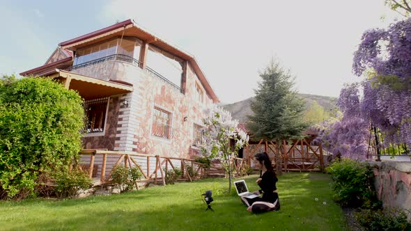 Woman Influencer Online alt