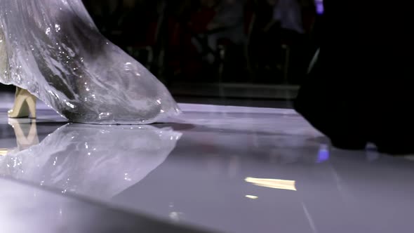 Leg Beauty Girl Slowmotion Show Fashion Week Walk High Heels Catwalk Closeup  alt