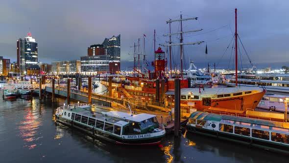 Dusk Time Lapse of the harbor district, the concert hall and ships in foreground, Hamburg, Germany alt