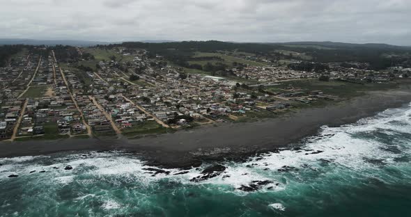 Aerial orbit of the beach of pichilemu with its black sand and blue water. alt
