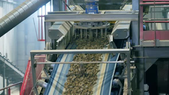 Factory Grinding Machine Is Processing Rubble alt