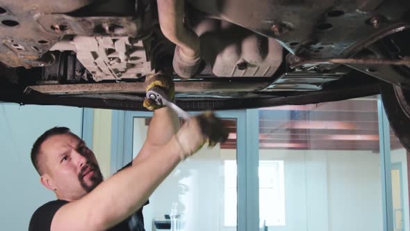 Car mechanic working in service center