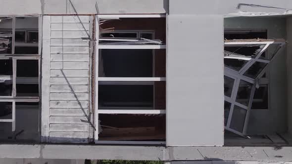 Vertical Video of a Wartorn Building in Ukraine alt